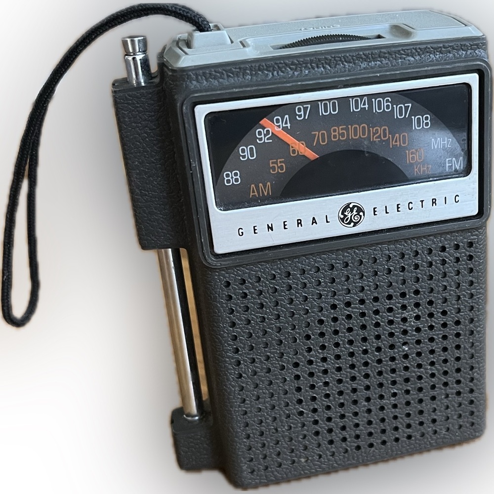Vintage 1960s General Electric (GE) 7-2515 Portable AM / FM Transistor Radio.